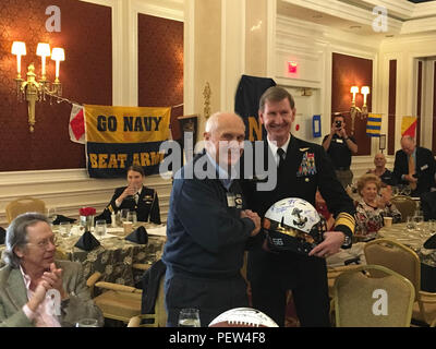 160131-N-ZZ999-018 CORAL GABLES, Fla. (GEN. 31, 2016) DEGLI STATI UNITI Accademia navale Sovrintendente Vice Adm. Ted Carter presenta un firmato Navy casco da football americano a Pete Williams, DA PARTE DEGLI STATI UNITI Accademia navale di classe 1949, durante un brunch celebra il settantesimo anniversario del 1946 Army-Navy gioco. Williams è stata la stella della squadra della Marina Militare, che quasi ha sconvolto il numero uno nella classifica dell esercito. (U.S. Foto di Marina dalla Cmdr. John Schofield/rilasciato) Foto Stock