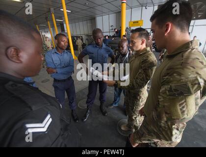 160202-N-QF SEKONDI605-051, Ghana (feb. 2, 2016) - Il Macchinario Tecnico 2a classe Paolo Avella (centro), mutandine un rapporto alfa con ghanese imbarco combinato i membri del team prima di piccole operazioni di barca a bordo USNS Spearhead (T-EPF 1) Febbraio 2, 2016. I militari di comando Sealift expeditionary trasporto veloce nave USNS Spearhead è su una distribuzione programmata per gli Stati Uniti Sesta flotta area di operazioni a sostegno della collaborazione internazionali di costruzione di capacità del programma di Partenariato Africa stazione. (U.S. Foto di Marina di Massa lo specialista di comunicazione 1a classe Amanda Dunford/rilasciato) Foto Stock