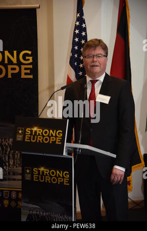 Lord Mayor Gossmann, Sindaco di Wiesbaden, Germania, parla agli ospiti durante il 2016 U.S. Esercito Europa nuovi anni Reception hosted by Lt. Gen. Ben Hodges, USAREUR comandante generale, a gennaio 14, 2016 su argilla Kaserne, di Wiesbaden, Germania. (U.S. Esercito Foto di Visual Information Specialist/Dee Crawford) Foto Stock