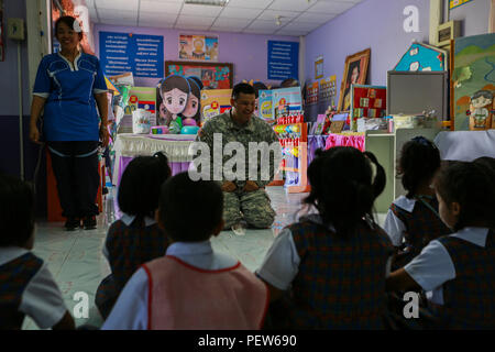 Stati Uniti Esercito Capt. Quin Duenas canta con prime livellatrici a divieto Phrom Nimit School di Wang Yeng Nam, Thailandia, durante l'esercizio Cobra Gold, 1 febbraio 2016. Cobra Gold 2016, nella sua trentacinquesima iterazione, include una specifica attenzione su umanitaria azione civica, impegno nella comunità, medici e le attività svolte durante l'esercizio per supportare le esigenze e gli interessi umanitari delle popolazioni civili attorno alla regione. (U.S. Marine Corps combattere la fotocamera dal Lance Cpl. Miguel A. Rosales/rilasciato) Foto Stock