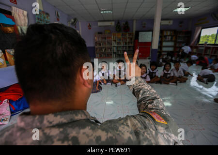 Stati Uniti Esercito Capt. Quin Duenas canta con prime livellatrici a divieto Phrom Nimit School di Wang Yeng Nam, Thailandia, durante l'esercizio Cobra Gold, 1 febbraio 2016. Cobra Gold 2016, nella sua trentacinquesima iterazione, include una specifica attenzione su umanitaria azione civica, impegno nella comunità, medici e le attività svolte durante l'esercizio per supportare le esigenze e gli interessi umanitari delle popolazioni civili attorno alla regione. (U.S. Marine Corps combattere la fotocamera dal Lance Cpl. Miguel A. Rosales/rilasciato) Foto Stock