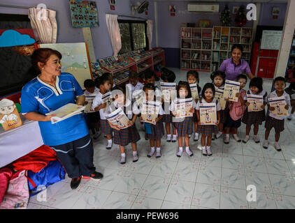 Prime livellatrici a divieto Phrom scuola Nimit posano per una foto con in Wang Yeng Nam, Thailandia, durante l'esercizio Cobra Gold, 1 febbraio 2016. Cobra Gold 2016, nella sua trentacinquesima iterazione, include una specifica attenzione su umanitaria azione civica, impegno nella comunità, medici e le attività svolte durante l'esercizio per supportare le esigenze e gli interessi umanitari delle popolazioni civili attorno alla regione. (U.S. Marine Corps combattere la fotocamera dal Lance Cpl. Miguel A. Rosales/rilasciato) Foto Stock