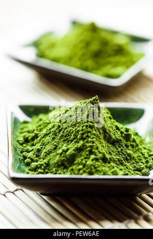 Verde matcha Polvere di tè con frusta di bambù , cucchiaio e ciotola.  Preparazione del Tè accessori Foto stock - Alamy