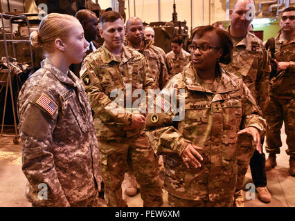 Il Mag. Gen. Gwendolyn Bingham (a destra), TACOM la gestione del ciclo di vita del comandante, parla con Pvt. Jennifer Hanson (sinistra), uno dei più recenti sistemi di Stryker manutentori assegnato al supporto di avanzamento truppa, 4° Stormo, 2° reggimento di cavalleria, mentre Lt. Col. William A. Rockefeller III (centrale), la 2CR Vice comandante, osserva durante il Bingham la valutazione del gruppo di apparecchiature a Caserma di Rose, Germania, Febbraio 4, 2016. Lo scopo della visita era quello di valutare la 2CR di attrezzature e malfunzionamenti del veicolo, da Stryker Mobile Sistemi pistola per la saldatura su un lato conducente anteriore la piastra a pavimento, mentre la determinazione del Foto Stock