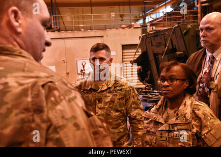 Chief Warrant Officer 3 Yann Jugeat (sinistra), lo squadrone tecnico di manutenzione per il 4° Stormo, 2° reggimento di cavalleria, prende Lt. Col. William A. Rockefeller III (centrale), la 2CR vice comandante e il Mag. Gen. Gwendolyn Bingham (a destra), TACOM la gestione del ciclo di vita del comandante, in un tour di gruppo di Stryker Mobile Sistemi di pistola durante il Bingham la valutazione del gruppo di apparecchiature a Caserma di Rose, Germania, Febbraio 4, 2016. Lo scopo della visita era quello di valutare la 2CR di attrezzature e malfunzionamenti del veicolo, da Stryker Mobile Sistemi pistola per la saldatura su un lato conducente anteriore la piastra a pavimento, mentre determinano Foto Stock