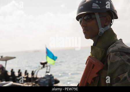 160204-F-IJ878-145 Gibuti, Gibuti (feb. 4, 2016) forze marittime di Gibuti sicuro di una imbarcazione di pattuglia durante uno scenario di addestramento come parte di esercizio Cutlass Express 2016. Cutlass Express è un U.S. Africa Command-sponsorizzato multinazionale esercizio marittimo progettato per aumentare la sicurezza marittima e la sicurezza nelle acque al largo in Africa Orientale, Oceano Indiano occidentale nazioni insulari, e nel Golfo di Aden. (U.S. Air Force foto di Tech. Sgt. Barry Loo/rilasciato) Foto Stock