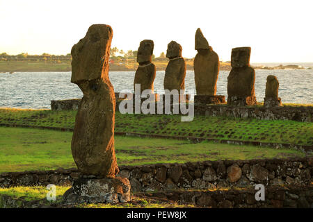 Moai statue a Ahu Tahai, il complesso cerimoniale sull isola di pasqua del Cile, sito archeologico Foto Stock