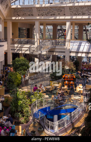 Affacciato sull'area ristoro al coperto Winter Garden, sul centro commerciale Bluewater, Greenhithe, Kent, Inghilterra, REGNO UNITO Foto Stock