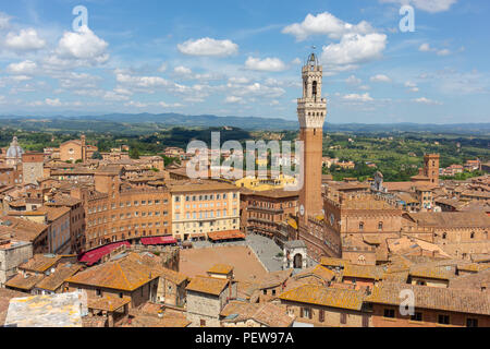 Vista su Piazza del Campo con la Torre del Mangia come visto dal punto di vista al Museo dell'Opera Foto Stock