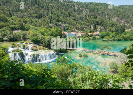 Skradinski buk, Croazia. Vista sulle cascate di Krka Parco nazionale con persone a nuotare in splendide acque cristalline. Foto Stock
