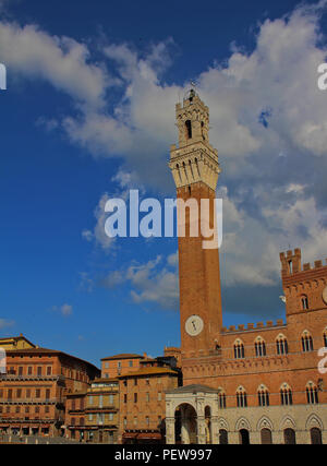 Una veduta della facciata del Palazzo Pubblico in Piazza del Campo Foto Stock