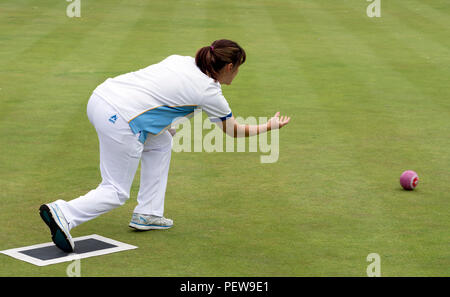 Un giocatore bowling un legno in corrispondenza della Nazionale femminile Lawn Bowls campionati, Leamington Spa, Regno Unito Foto Stock