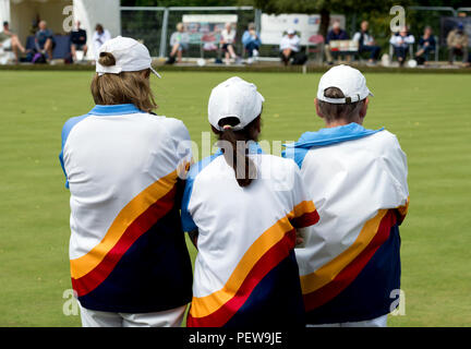 Vista posteriore dei giocatori in triple finale a la nazionale femminile Lawn Bowls campionati, Leamington Spa, Regno Unito Foto Stock