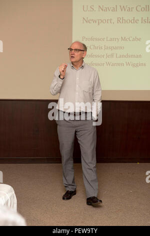 160203-N-TC720-045 PORT victoria Seychelles (feb. 3, 2016) -professore Larry McCabe, dalla Marina War College, conduce un senior leader simposio durante l'esercizio Cutlass Express 2016, Feb. 3. Cutlass Express è un U.S. Africa Command-sponsorizzato multinazionale esercizio marittimo progettato per aumentare la sicurezza marittima e la sicurezza nelle acque al largo in Africa Orientale, Oceano Indiano occidentale e nel Golfo di Aden. (U.S. Foto di Marina di Massa lo specialista di comunicazione 2a classe Mat Marzo/rilasciato) Foto Stock