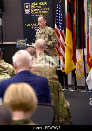 Brig. Gen. Giovanni Hort, U.S. Esercito Europa G3 Il Vice Capo del Personale, operazioni parla durante il 2016 U.S. Esercito Europa Inverno Conferenza dei comandanti su Lucio D. Clay Kaserne, di Wiesbaden, Germania. (U.S. Esercito Foto di Visual Information Specialist Dee Crawford/rilasciato) Foto Stock