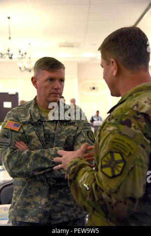 Brig. Gen. Joseph Harrington, vice capo di Stato Maggiore, le operazioni in corrispondenza delle Unità alleate di reazione rapida (ARRC), parla con un altro soldato mentre frequentano l'inverno USAREUR Conferenza dei comandanti su Lucio D. Clay Kaserne in Wiesbaden Germania, gennaio 13, 2016. (U.S. Esercito Foto di Visual Information Specialist Dee Crawford/rilasciato) Foto Stock