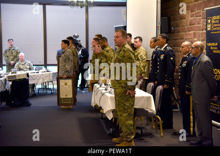 Lt. Gen. Ben Hodges, U.S. Europa esercito Comandante Generale (centro) presenta il 2015 USAREUR General Douglas MacArthur Leadership Awardees & candidati a gennaio 13, 2016 su argilla Kaseren a Wiesbaden, in Germania, a quelle di presenze. (U.S. Esercito Foto di Visual Information Specialist Dee Crawford/rilasciato) Foto Stock