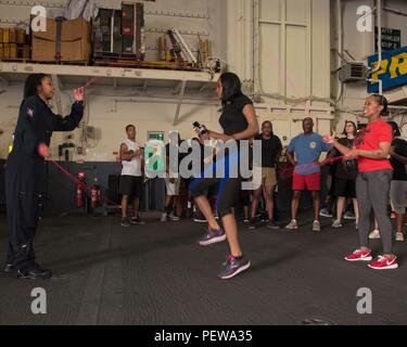 160130-N-TT202-315 Golfo di Oman (GEN. 30, 2016) marinai salto con la corda in hangar-bay durante un acciaio-picnic sulla spiaggia a bordo dell'assalto anfibio nave USS Kearsarge (LHD 3). Kearsarge è l'ammiraglia per il Kearsarge Amphibious Ready Group (ARG) e, con l'avviato 26 Marine Expeditionary Unit (MEU), è distribuito come supporto di le operazioni di sicurezza marittima e di teatro la cooperazione in materia di sicurezza gli sforzi negli Stati Uniti Quinta Flotta area di operazioni. (U.S. Foto di Marina di Massa Specialista comunicazione marinaio Daniel E. Gheesling/rilasciato) Foto Stock