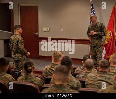 Stati Uniti Marine Corps Il Mag. Gen. Vincenzo A. Coglianese, 1° Marine Logistics Group Commander, indirizzi gli studenti di massa Scuola di alimentazione (GSS) e le operazioni di logistica la scuola (LOS) a bordo Camp Johnson, N.C., Gennaio 19, 2016. Il Mag. Gen. Coglianese ha parlato con il personale sia da Los e GSS, Marine Corps Combat Servizio Scuole di supporto durante la sua visita. (U.S. Marine Corps combattere la fotocamera dal Lance Cpl. Amy L. Plunkett/ rilasciato) Foto Stock