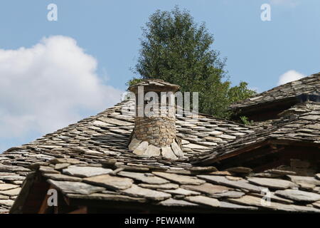 Il vecchio camino sulla casa di villaggio Kovachevitsa Foto Stock