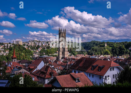 Panorama della città di Friburgo, in Svizzera con la cattedrale di Saint-Nicolas nel centro e il ponte Gotteron in background Foto Stock