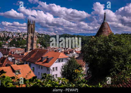 Panorama della città di Friburgo, in Svizzera con la cattedrale di Saint-Nicolas nel centro e nella zona di Schönberg in background Foto Stock