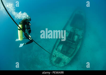 I Cartaginesi, un punto di riferimento di Lahaina, fu affondato come una barriera corallina artificiale off Lahaina, Maui, Hawaii nel dicembre 2005. Questa diver (MR) sta facendo una deco di sicurezza Foto Stock