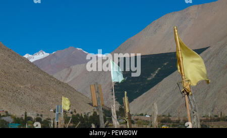 Vie del paesaggio della Valle Elqui nel nord del Cile, con le bandiere in primo piano e le montagne sullo sfondo Foto Stock