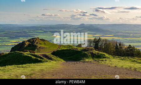 Vista dalla Wrekin, vicino a Telford, Shropshire, Inghilterra, Regno Unito - guardando verso sud su piccola collina verso Eyton Foto Stock