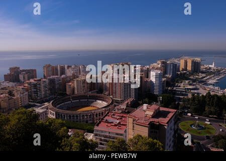 Paesaggio vista panoramica della città di Malaga, in Spagna, con il mare mediterraneo in background e il Bullring in centro Foto Stock