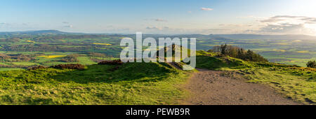 Vista dalla Wrekin, vicino a Telford, Shropshire, Inghilterra, Regno Unito - guardando verso sud su piccola collina verso Eyton Foto Stock