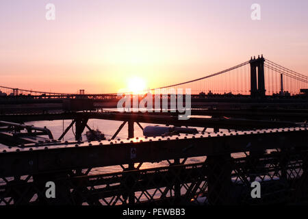 Panorama del Ponte di Brooklyn a Manhattan, New York, Shot presso sunrise, withe sun puntando sul ponte Foto Stock