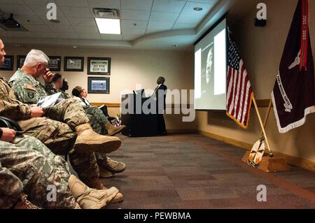 I militari e il personale di William Beaumont Army Medical Center ascoltare oratore ospite, il Rev. James O. Prezzo, Jr., nel corso di una celebrazione svoltasi in ricordo del dottor Martin Luther King Jr. a WBAMC, gen. 21. L osservanza ha accolto con favore il prezzo che era lui stesso un diritto civile attivista nella 60s mentre cresce in Atlanta. Foto Stock