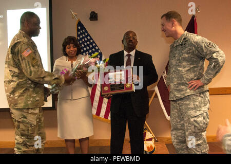 Il comando Sgt. Il Mag. Donald L. George (sinistra), il comando sergente maggiore, William Beaumont Army Medical Center e Col. John A. Smyrski III (a destra), commander, WBAMC, presente Merllyn Prezzo, moglie del Rev. James O. Prezzo, Jr. (secondo da destra) fiori in apprezzamento per la loro partecipazione a WBAMC's osservanza in ricordo del dottor Martin Luther King Jr. a WBAMC, gen. 21. L osservanza ha accolto con favore il prezzo, che era lui stesso un diritto civile attivista nella 60s mentre cresce in Atlanta, come un oratore ospite per i soldati e il personale di WBAMC. Foto Stock