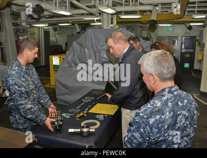 160201-N-YM720-022 POLARIS POINT, Guam (1 febbraio 2016) in pensione Marine Corps Brig. Gen. Peter B. Collins, vice presidente e direttore amministrativo del Navy-Marine Corps Relief Society, ascolta alle macchine Repairman 2a classe Bryan Dixon parla della funzionalità della macchina negozio a bordo del sottomarino offerta USS Frank cavo (come 40), 1 feb. Collins ha visitato Frank cavo per incontrarsi con i marinai. Cavo di Frank, distribuito per l'isola di Guam, effettua la manutenzione e il supporto dei sommergibili e navi di superficie distribuiti negli Stati Uniti 7 flotta area di responsabilità. (U.S. Nav Foto Stock