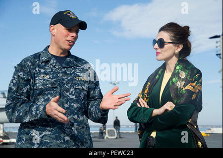 160201-N-ZZ999-057 Norfolk, Virginia (feb. 1, 2016) Lt. Christopher Miller spiega ponte di volo per operazioni di Vlora Citaku, Ambasciatore della Repubblica del Kosovo, durante un tour a bordo della portaerei USS George Washington (CVN 73). Washington è homeported in Norfolk dopo aver servito per sette anni a Yokosuka, Giappone, come negli Stati Uniti La marina è solo distribuita portaerei. (U.S. Foto di Marina con marinaio apprendista Krystofer N. Belknap/rilasciato) Foto Stock