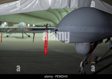 MQ-1B predatori dalla sessantaduesima Expeditionary squadrone di ricognizione di distacco 1 sedersi all'interno di un composto a Jalalabad Airfield, Afghanistan, Febbraio 3, 2016. Il MQ-1B è un armati, multi-missione, di media altitudine e lunga-endurance pilotato a distanza aeromobile è impiegato principalmente come un intelligence-collezione asset e secondariamente contro dynamic execution bersagli. Foto Stock