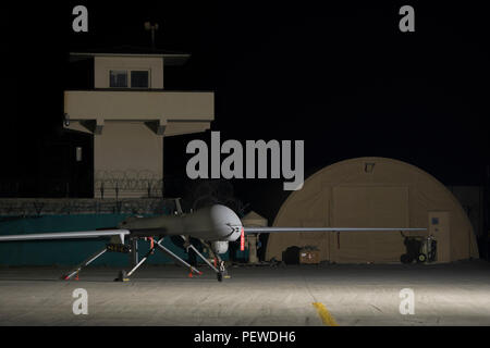 Un MQ-1B Predator dalla sessantaduesima Expeditionary squadrone di ricognizione di distacco 1 si siede su una rampa a Jalalabad Airfield, Afghanistan, Febbraio 3, 2016. Il MQ-1B è un armati, multi-missione, di media altitudine e lunga-endurance pilotato a distanza aeromobile è impiegato principalmente come un intelligence-collezione asset e secondariamente contro dynamic execution bersagli. (U.S. Air Force foto/Tech. Sgt. Robert Cloys) Foto Stock