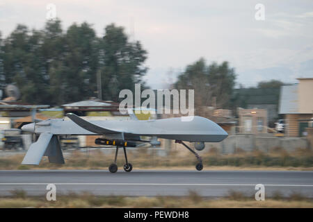 Un MQ-1B Predator dalla sessantaduesima Expeditionary squadrone di ricognizione di distacco 1 decolla da la Flightline a Jalalabad Airfield, Afghanistan, Febbraio 4, 2016. Il MQ-1B è un armati, multi-missione, di media altitudine e lunga-endurance pilotato a distanza aeromobile è impiegato principalmente come un intelligence-collezione asset e secondariamente contro dynamic execution bersagli. (U.S. Air Force foto/Tech. Sgt. Robert Cloys) Foto Stock