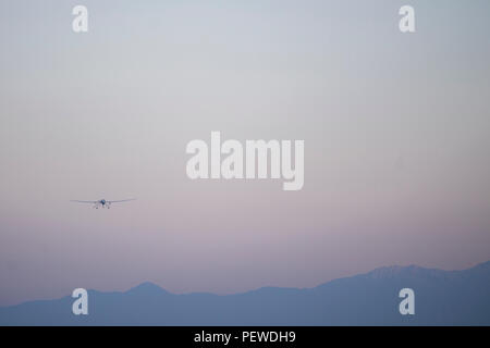 Un MQ-1B Predator dalla sessantaduesima Expeditionary squadrone di ricognizione di distacco 1 prende il largo su un Combat Air Patrol da Jalalabad Airfield, Afghanistan, Febbraio 4, 2016. Il MQ-1B è un armati, multi-missione, di media altitudine e lunga-endurance pilotato a distanza aeromobile è impiegato principalmente come un intelligence-collezione asset e secondariamente contro dynamic execution bersagli. (U.S. Air Force foto/Tech. Sgt. Robert Cloys) Foto Stock