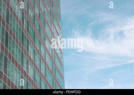 Facciata di un moderno edificio di appartamenti. Blue Sky. Foto Stock