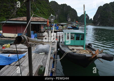 Cua Van, Vietnam. 01 Ago, 2018. Una nave al Cua Van villaggio galleggiante, nella baia di Halong, Vietnam. Cua Van è il più grande villaggio galleggiante nella baia di Halong, con una popolazione di circa 600 persone che vivono prevalentemente di pesca. Credito: Jorge Sanz/Pacific Press/Alamy Live News Foto Stock