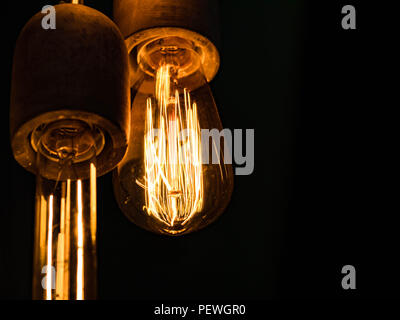 Diversi tipi di vintage incandescente lampadine su nero. Lampade di Edison Foto Stock