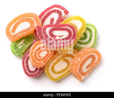 Vista dall'alto di gelatine di frutta caramelle isolato su bianco Foto Stock