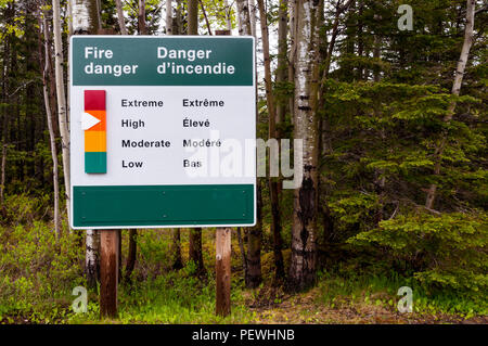 Inglese e Francese bi-lingue di fuoco la spia di pericolo in Terra Nova National Park, Terranova, Canada. Foto Stock