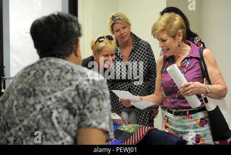 160210-N-VA915-066 JOINT BASE PEARL HARBOR-HICKAM, Hawaii (feb. 10, 2016) Ellyn Dunford (a destra), la moglie del presidente del Comune di capi di Stato Maggiore gen. Giuseppe Dunford, Michela McKenna (medio), coniuge di forze Marine Pacific Sgt. Il Mag. Paul McKenna e Bruni Bradley (sinistra), sposa del Pacifico Comando commander Adm. Harry Harris Jr., parlare con 'Operazione Kid Comfort' volontari durante una visita ai servizi armati YMCA su base comune Harbor-Hickam perla. Il servizio armato YMCA fornisce programmi e servizi per i giovani uomini e donne di tutti e cinque i servizi armati nelle Hawaii. (U.S. Foto di Marina di Massa Com Foto Stock