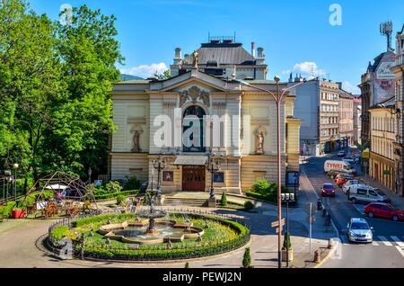 A Bielsko Biala, Polonia - 13 Maggio 2018: teatro polacco e la storica fontana in Bielsko-Biala, Polonia. Foto Stock