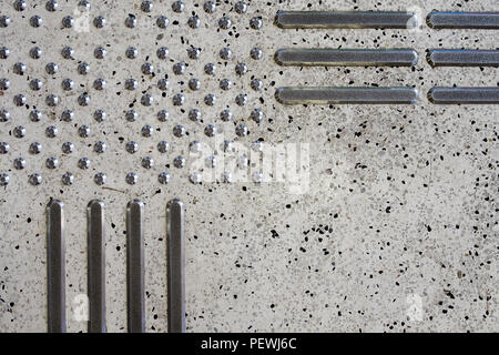 Pavimentazioni tattili presso l'Università di Hong Kong rendono la navigazione più facile per i non vedenti. Foto Stock