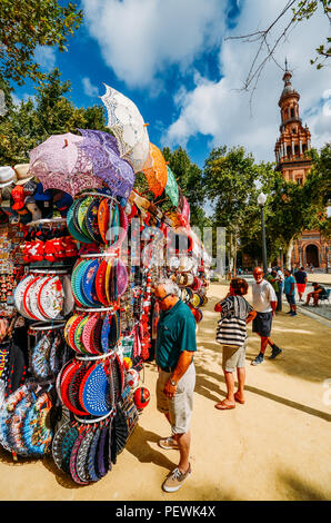 Siviglia, Spagna - 15 Luglio 2018: Vendita di souvenir di Siviglia vicino a Plaza de Espana Foto Stock