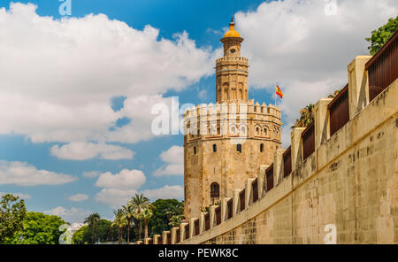 Torre del Oro o Gold Tower in inglese è un punto di riferimento medievale dall inizio del XIII secolo a Siviglia, Spagna, regione Andalusia Foto Stock